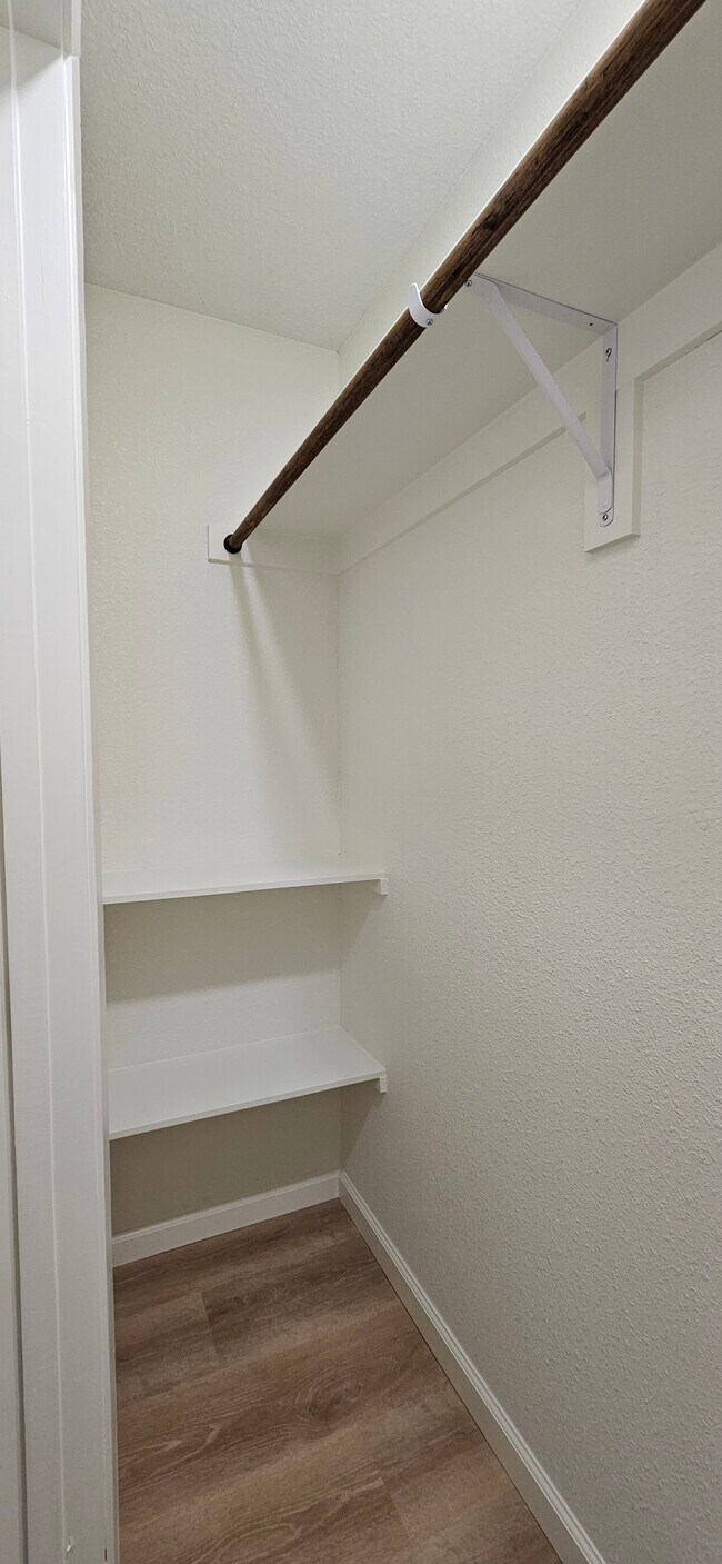 Building Photo - 608 Oak Dr