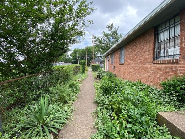 Building Photo - For Rent - 2 Bedroom Apartment Near Downto...