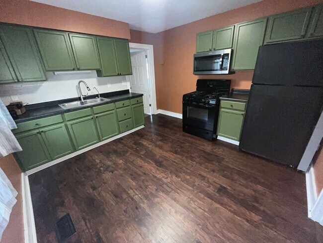 Building Photo - 3 Bedroom Home