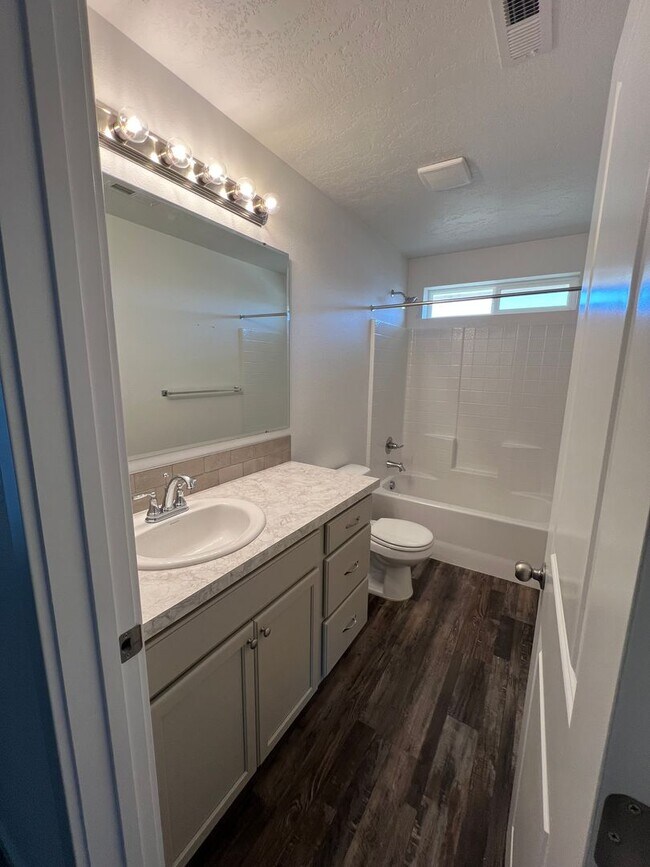 Building Photo - Welcome to this spacious 4 bedroom, 3 bathroom home located in Caldwell, ID.