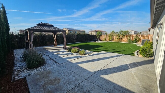 Building Photo - Modern 4 Bedroom Home in City in the Hills