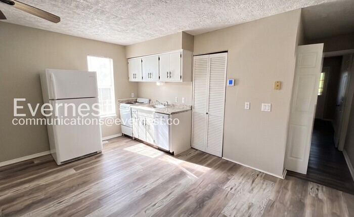Building Photo - 3392 Shadowlawn Dr