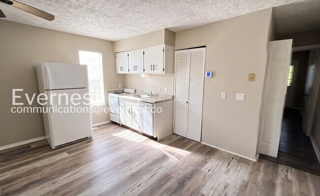 Building Photo - 3392 Shadowlawn Dr