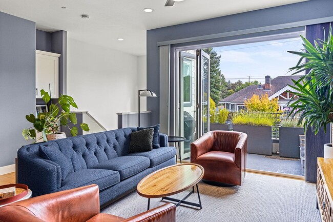 Building Photo - Modern, Stylish Furnished Townhome in Down...