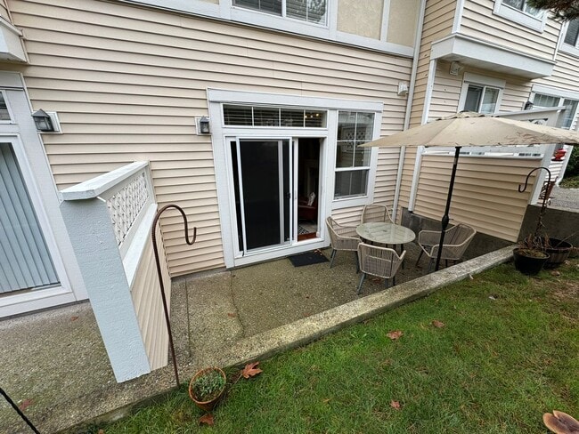 Building Photo - 2Bd/2.5Ba Bellevue Townhouse