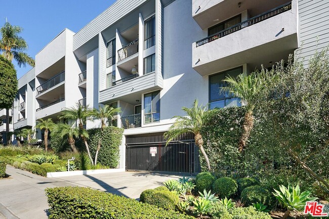 Building Photo - 906 N Doheny Dr