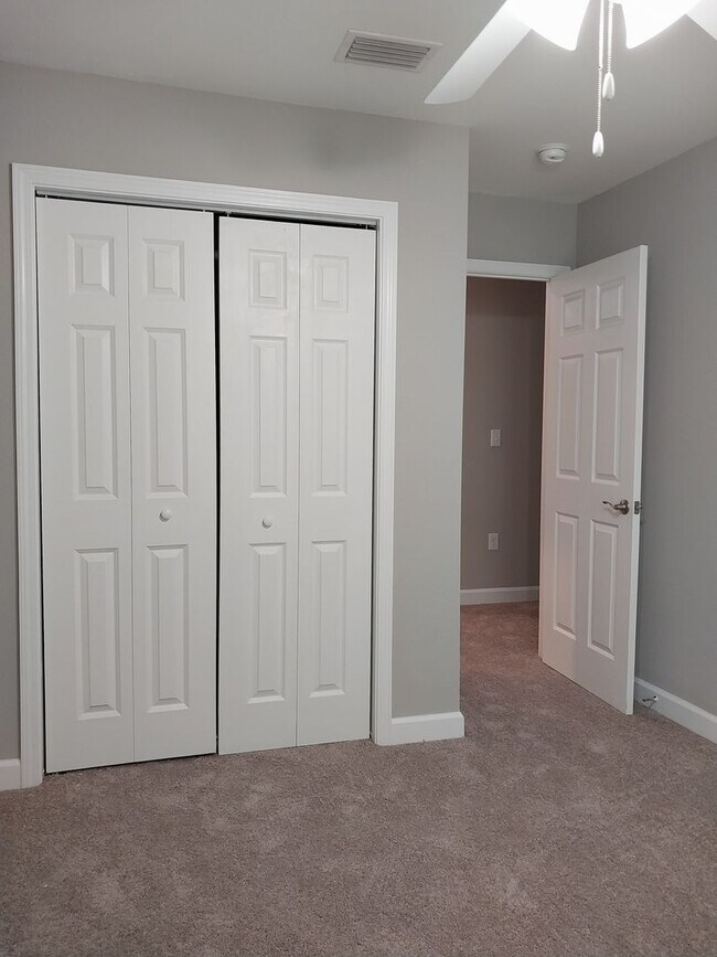 Building Photo - Gorgeous 3 Bedroom 2.5 Bath Townhome