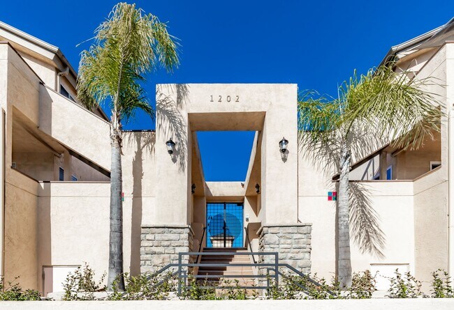 Building Photo - 1202 Donax Ave