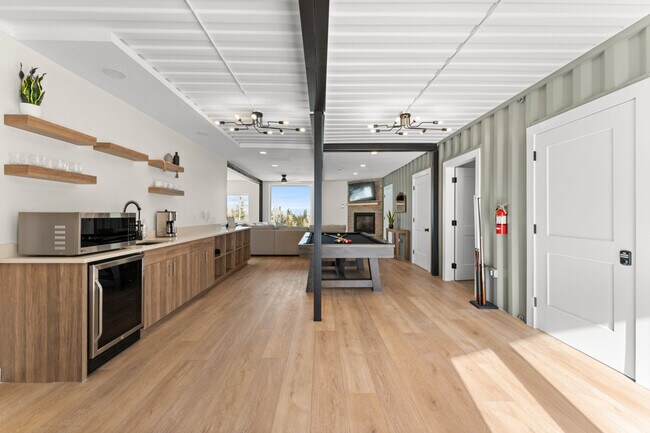 Building Photo - 220 Circle Dr