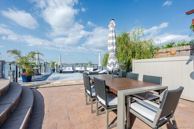 Building Photo - 94 Heron St