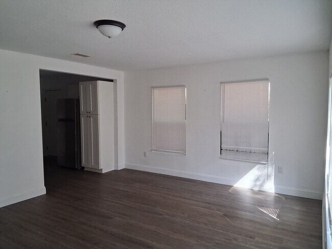 Building Photo - 1065 Winthrop St