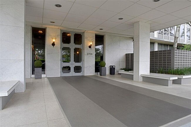 Building Photo - 2701 Westheimer Rd