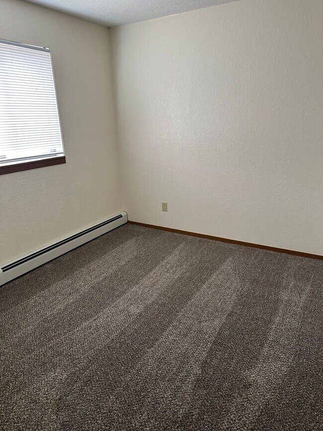 Building Photo - Four Bedroom Apartment