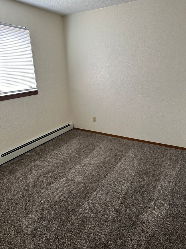 Building Photo - MOVE IN SPECIAL $1150.00 4 Bedroom Apartment