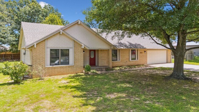 Building Photo - Spacious Single Story 4 Room Home + Sunroo...