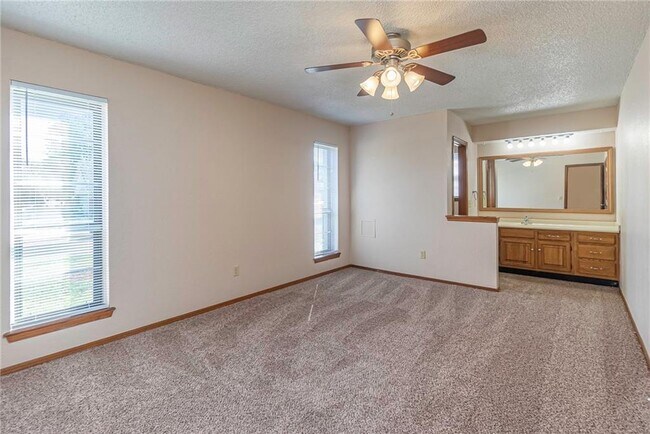 Building Photo - 904 Oakwood Dr