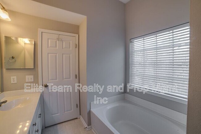 Building Photo - 6434 Gatesville Ln