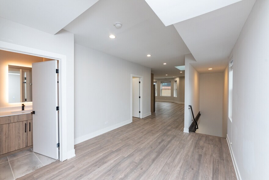 Building Photo - 1907 S Racine Ave