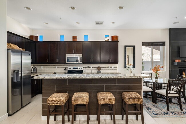 Building Photo - 53385 Avenida Mendoza