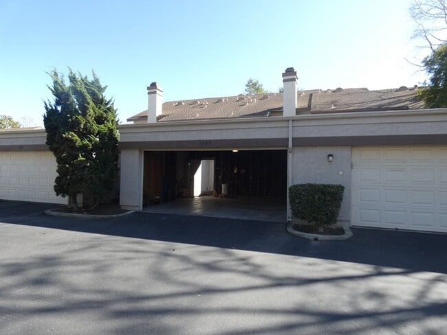 Building Photo - Spacious Townhome at Stonebridge