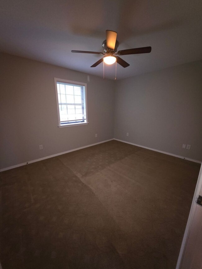 Building Photo - 604 Twin Oaks Dr