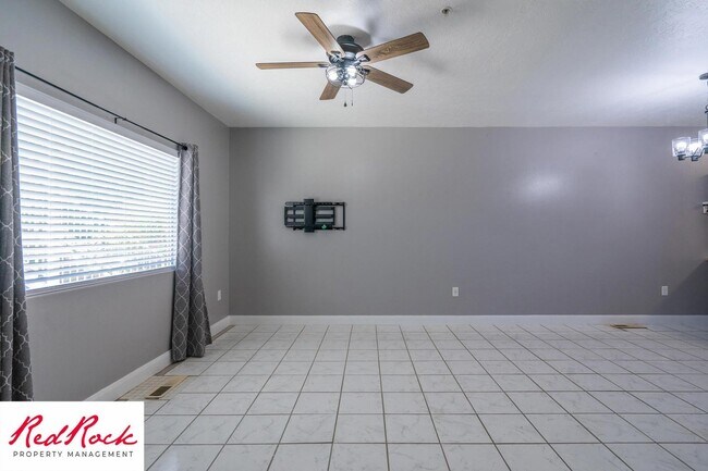 Building Photo - Ground-Level 2 Bedroom Condo. Pet Friendly!