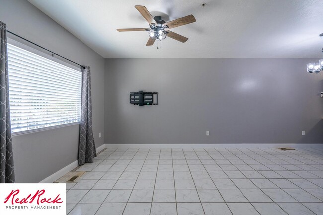 Building Photo - Lovely 2 Bedroom Condo. Pet Friendly!