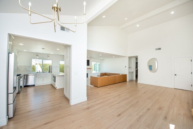 Building Photo - Remodeled South Huntington Beach Home