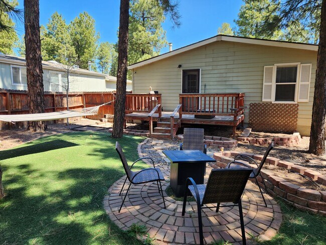 Building Photo - * LEASE PENDING Move-in ready Home in Railroad Springs