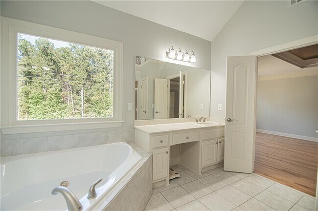Building Photo - 4012 Erin Dr