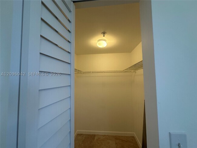 Building Photo - 302 N Palm Ave