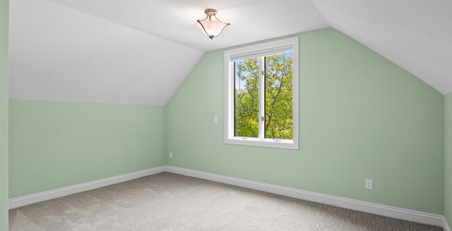 Building Photo - 3-Bedroom Home with Peekaboo Views of Silv...