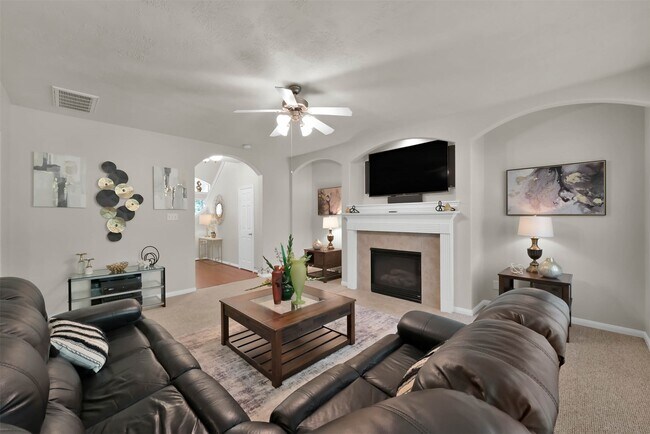 Building Photo - 15 Aquiline Oaks Pl