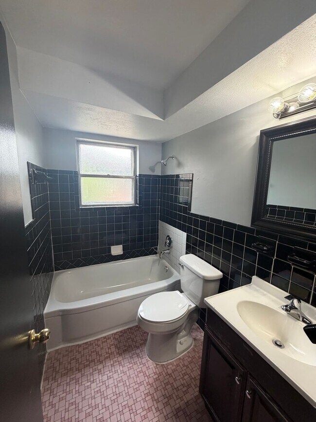 Building Photo - 1315 Mendell Dr