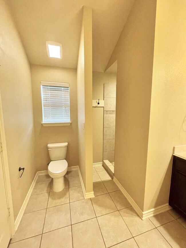 Building Photo - Beautiful 3-bed/2-bath with garage!