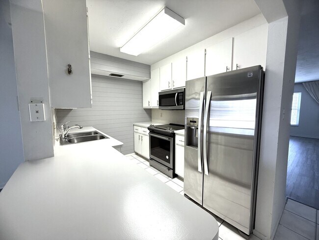 Building Photo - FIRST MONTHS RENT FREE!!! Beautiful 2 MASTER SUITE CONDO in Central Ft. Myers with Over 1200 Sqft.