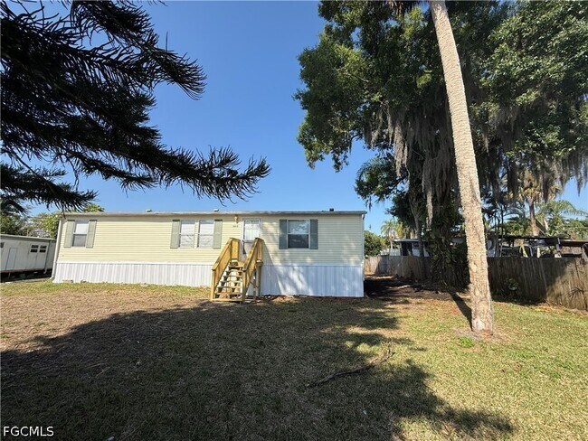 Building Photo - 2253 Queen Anne Dr