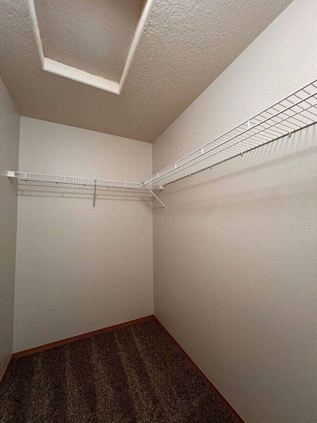 Building Photo - MOVE IN SPECIAL!! Beautifully Remodeled Ho...
