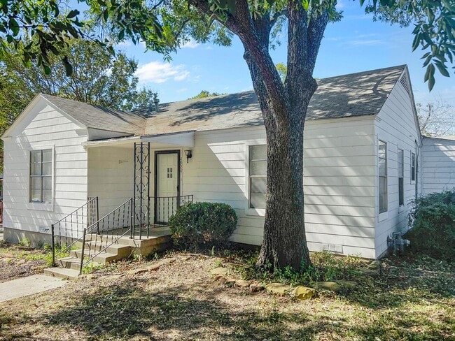 Building Photo - Ridglea West Home with Hardwood Floors & F...