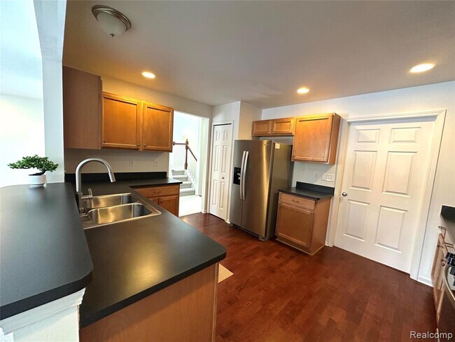 Building Photo - 149 S Vista