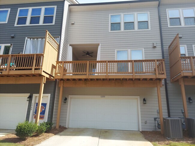 Building Photo - Large 3 Bedroom Luxury Townhome on Silver ...