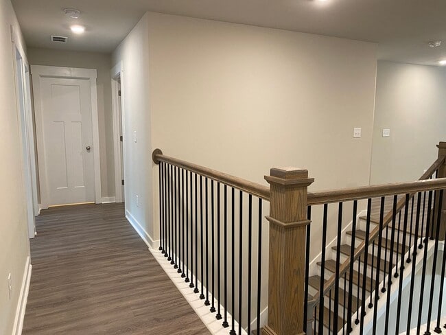 Building Photo - 5 bedrooms 3 bathroom Smart Home
