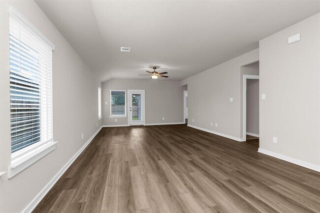 Building Photo - 38710 Yellowstone Dr