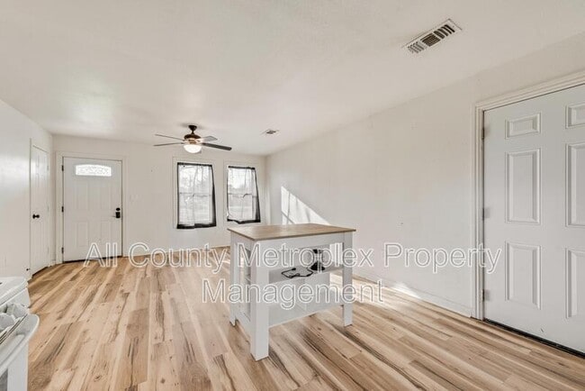 Building Photo - 1303 S Medora St