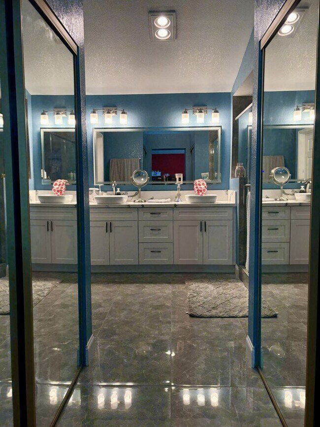 Building Photo - Spacious Living in a Beautifully Updated 4 Bedroom Home!