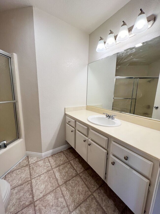 Building Photo - 2 Bed/2 Bath Third Level Condo at City Scene!