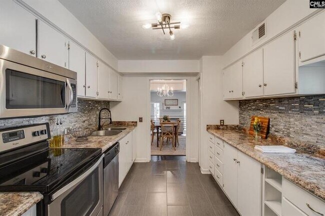 Building Photo - 8 Royalgate Dr