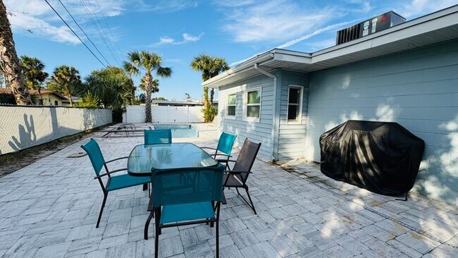 Building Photo - Spacious 4-bedroom 2-bathroom pool home