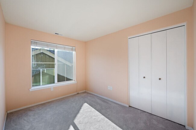 Building Photo - Spacious Cathedral Park Townhouse with Private Yard & Garage