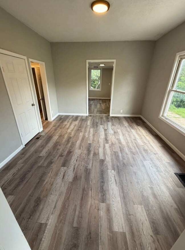 Building Photo - Freshly Remodeled & Move-In Ready!